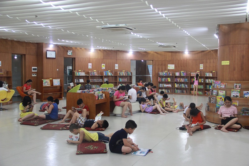 Thiếu nhi đọc sách tại Thư viện Quảng Ninh.