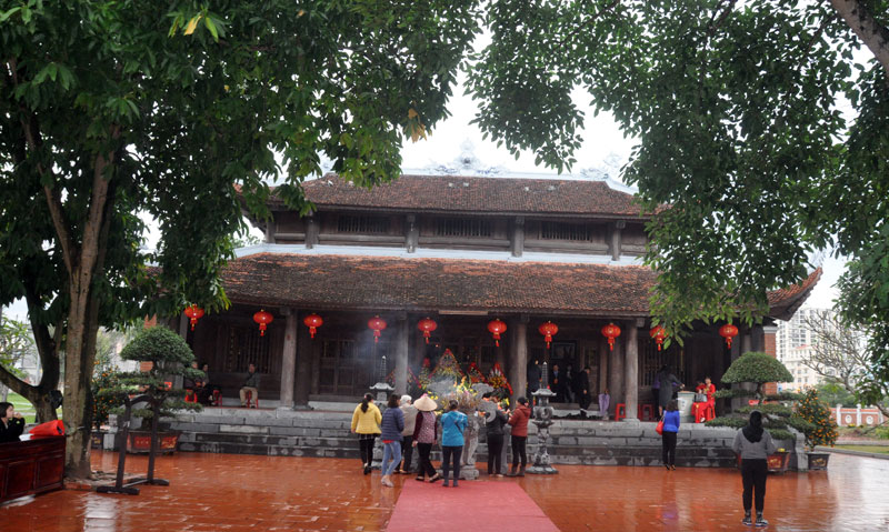 Người dân và du khách thắp hương tại đền Xã Tắc.