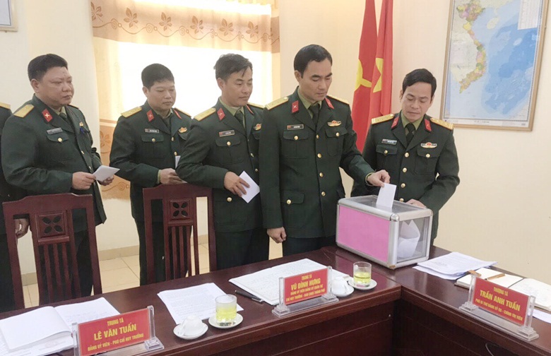Cán bộ Ban CHQS TP Uông Bí bỏ phiếu tín nhiệm các đồng chí trong Đảng uỷ, chỉ huy đơn vị năm 2019.