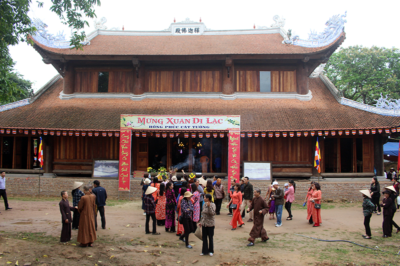 Nhân dân và du khách thập phương dâng hương, tham quan vãn cảnh chùa Quỳnh Lâm