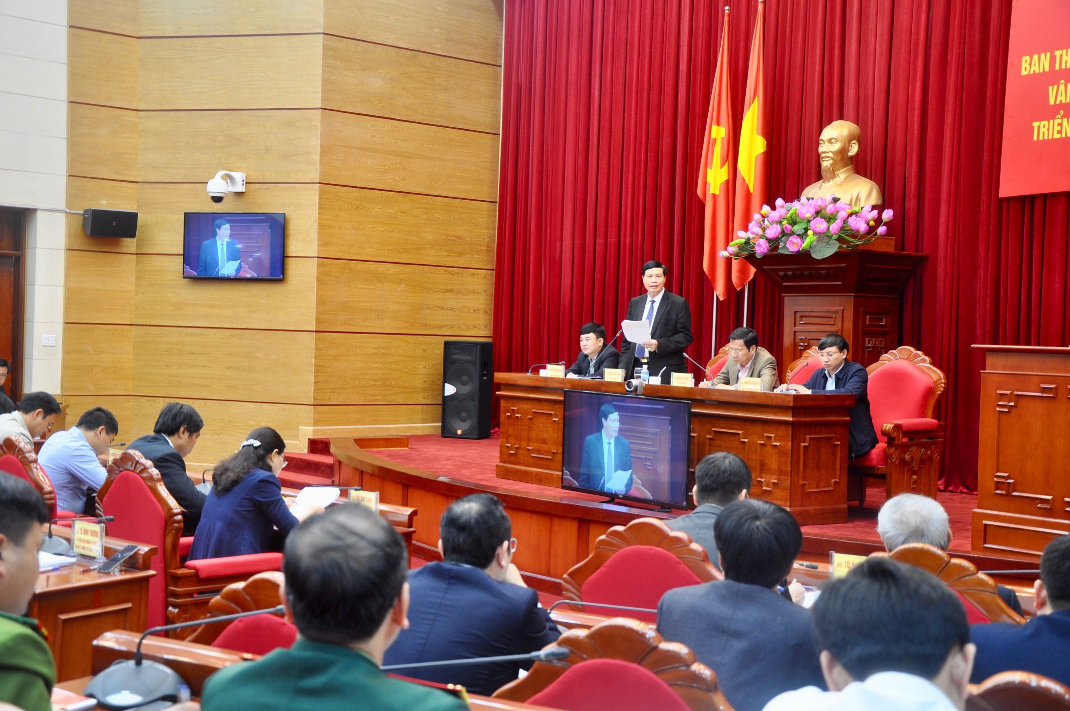 Phó Bí thư Tỉnh uỷ, Chủ tịch UBND tỉnh Nguyễn Đức Long tham gia ý kiến đối với huyện Vân Đồn. 