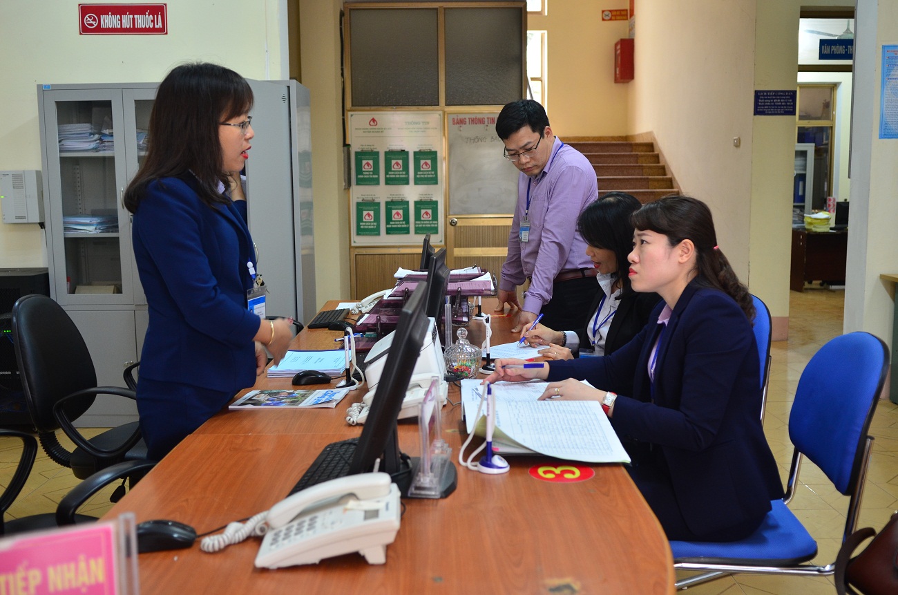 Đoàn kiểm tra của Sở Nội vụ kiểm tra việc thực hiện kỷ cương hành chính tại Bộ phận tiếp nhận và trả kết quả hiện đại của thị trấn Trới, huyện Hoành Bồ.