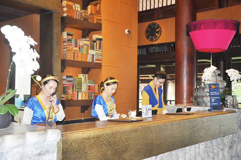 Đội ngũ nhân viên lễ tân phục vụ ở khách sạn Legacy Yên Tử
