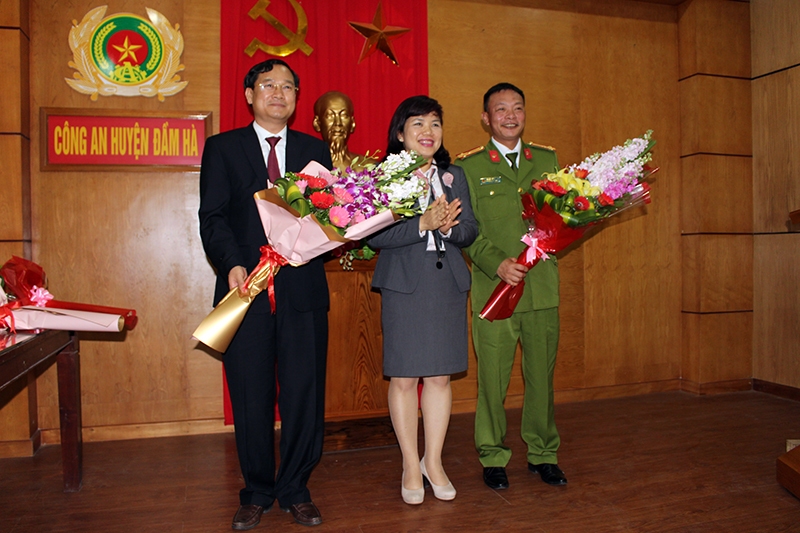 Lãnh đạo huyện Đầm Hà tặng hoa chúc mừng các đồng chí được nhận quyết định luân chuyển
