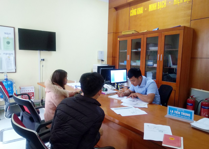 Anh Hoàng Văn Việt, cán bộ Tư pháp xã Lục Hồn (huyện Bình Liêu) đang làm các thủ tục hộ tịch cho công dân tại phòng tiếp nhận và trả kết quả