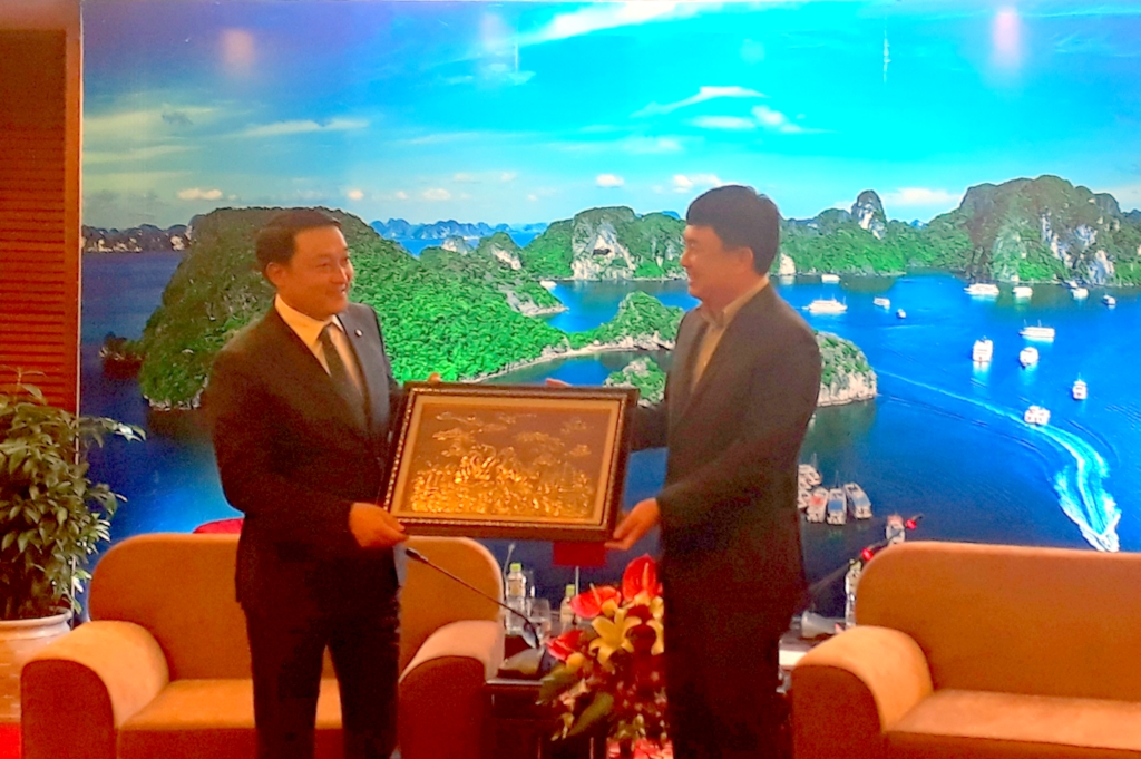 广宁省委副书记吴璜银向蒙古人民党代表团赠送留念礼品