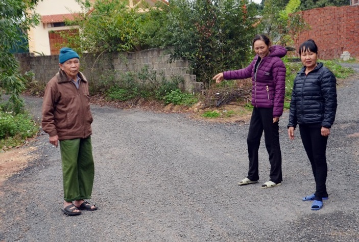 Bà Từ Thị Lý (áo đen ngoài cùng bên phải) cùng các hộ dân bên con đường đổ cấp phối vào Khu dân cư 13, phường Việt Hưng (TP Hạ Long)