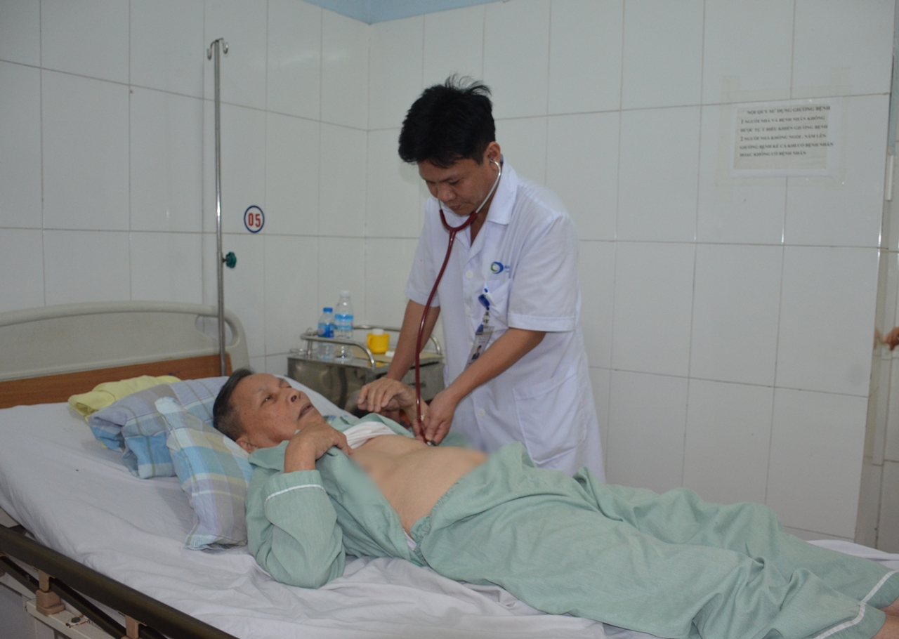 Bác sĩ CKI Vương Văn Phương, Trưởng khoa tim mạch, Bệnh viện Bãi Cháy đang kiểm tra sức khỏe của người bệnh sau 