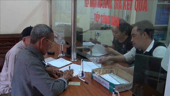 Người dân làm thủ tục bảo hiểm tại Bảo hiểm xã hội huyện Thuận Châu (Sơn La). Ảnh: Nguyễn Chiến/TTXVN