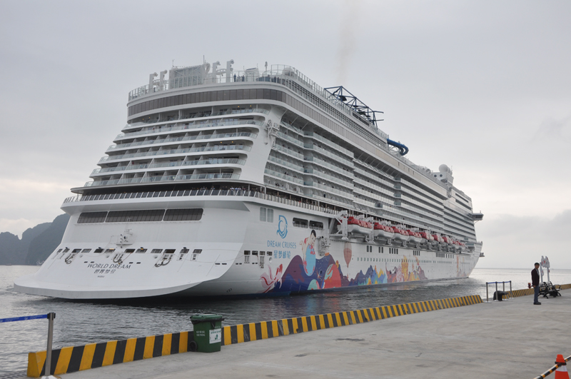 Tàu biển World Dream cập Cảng tàu khách quốc tế Hạ Long dịp đầu năm mới 2019. Ảnh Thu Nguyên