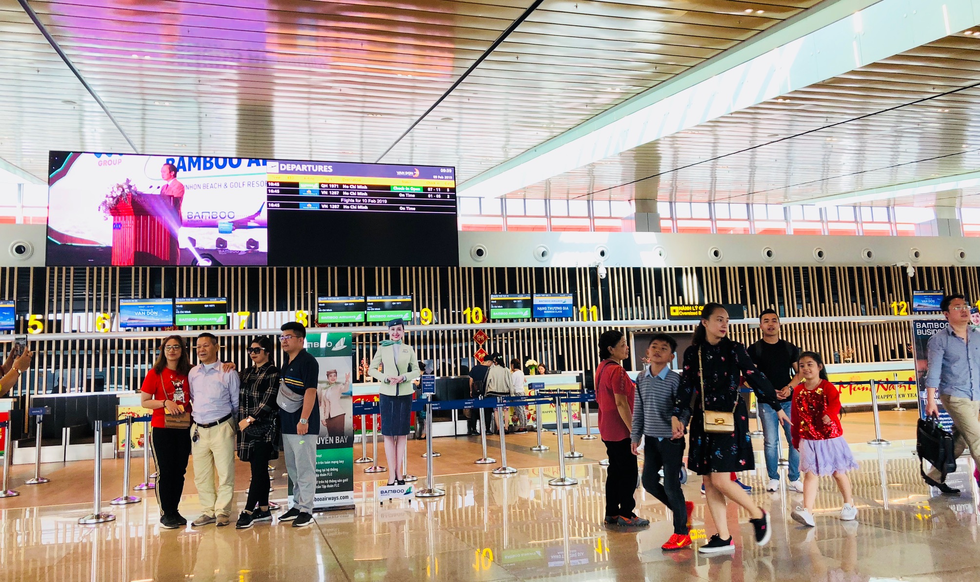 Hành khách sử dụng dịch vụ tại sân bay Vân Đồn. 