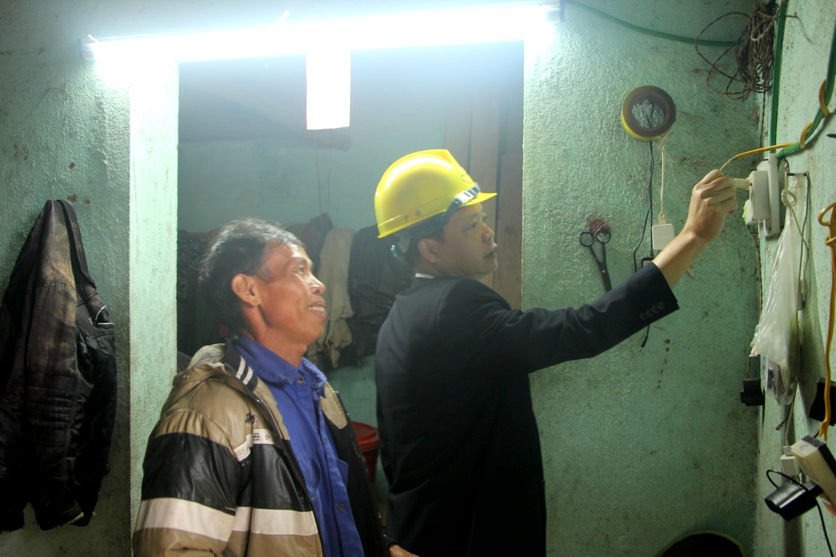 Hướng dẫn người dân sử dụng điện an toàn, tiết kiệm, đúng mục đích.