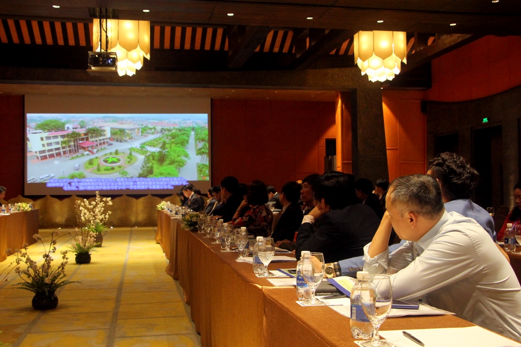 Các đại biểu theo dõi clip giới thiệu tiềm năng, thế mạnh và sự phát triển hiện tại của TP Uông Bí.