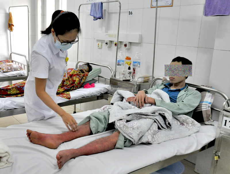 Bác sĩ Khoa Bệnh nhiệt đới, Bệnh viện Đa khoa tỉnh kiểm tra ban sốt xuất huyết cho bệnh nhân điều trị tại khoa.
