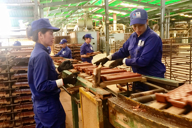 Mooi trường làm việc có yếu tố độc hại luôn tiềm ẩn nhiều nguy cơ mắc bệnh nghề nghiệp cho người lao động. Trong ảnh: hoạt động sản xuất tại nhà máy gạch Hoành Bồ.