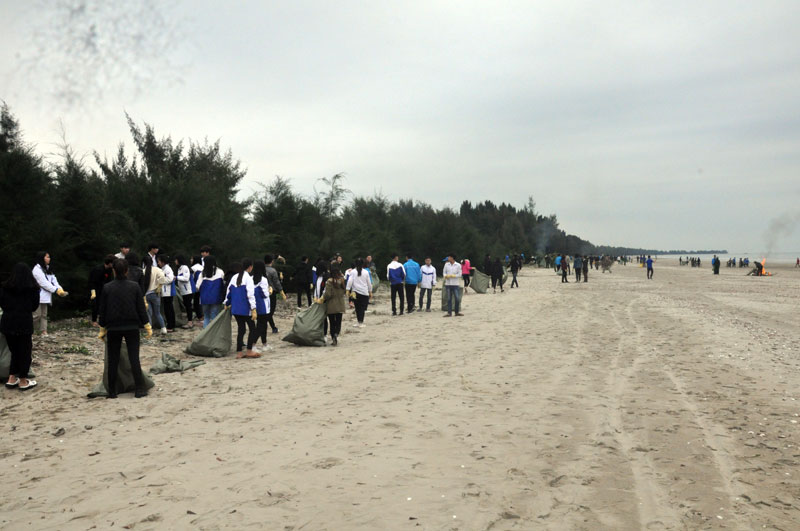 Trong buổi sáng, rác tại bãi biển Trà Cổ đã được thu gom.
