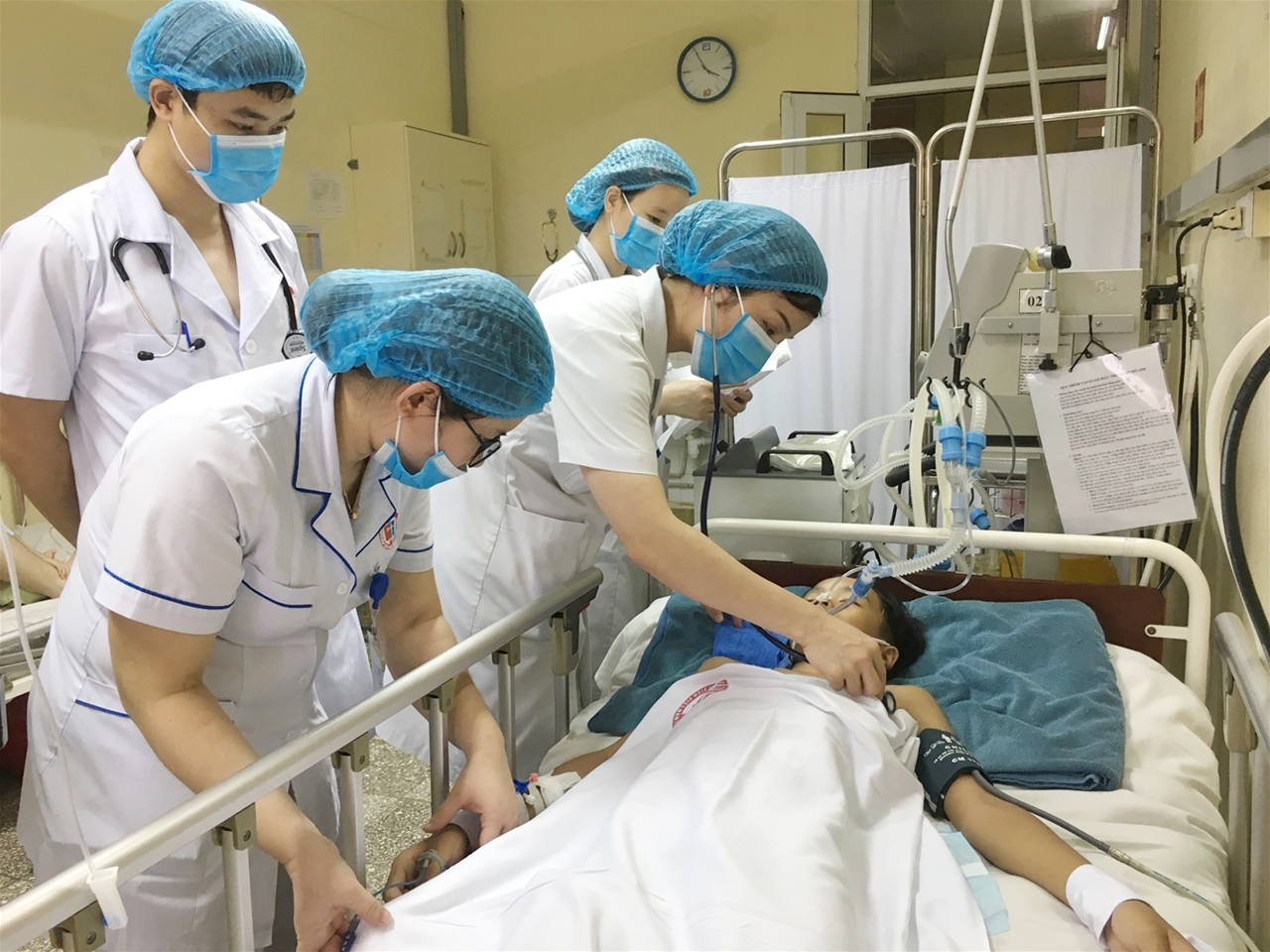 Các y bác sĩ khoa Nhi, Bệnh viện Việt Nam-Thụy Điển Uông Bí đang chăm sóc cho bệnh nhi