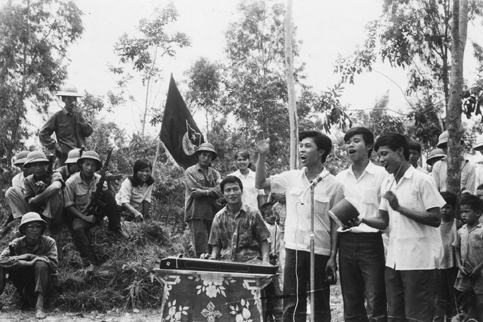 Đội văn công xung kích Quảng Ninh biểu diễn tại biên giới năm 1979. Ảnh Trương Thái.