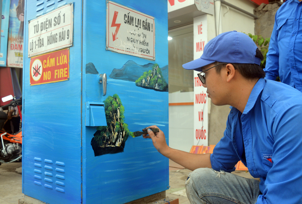ĐVTN vẽ tranh trang trí các tủ điện trên địa bàn TP Hạ Long. Ảnh: Nguyễn Dung