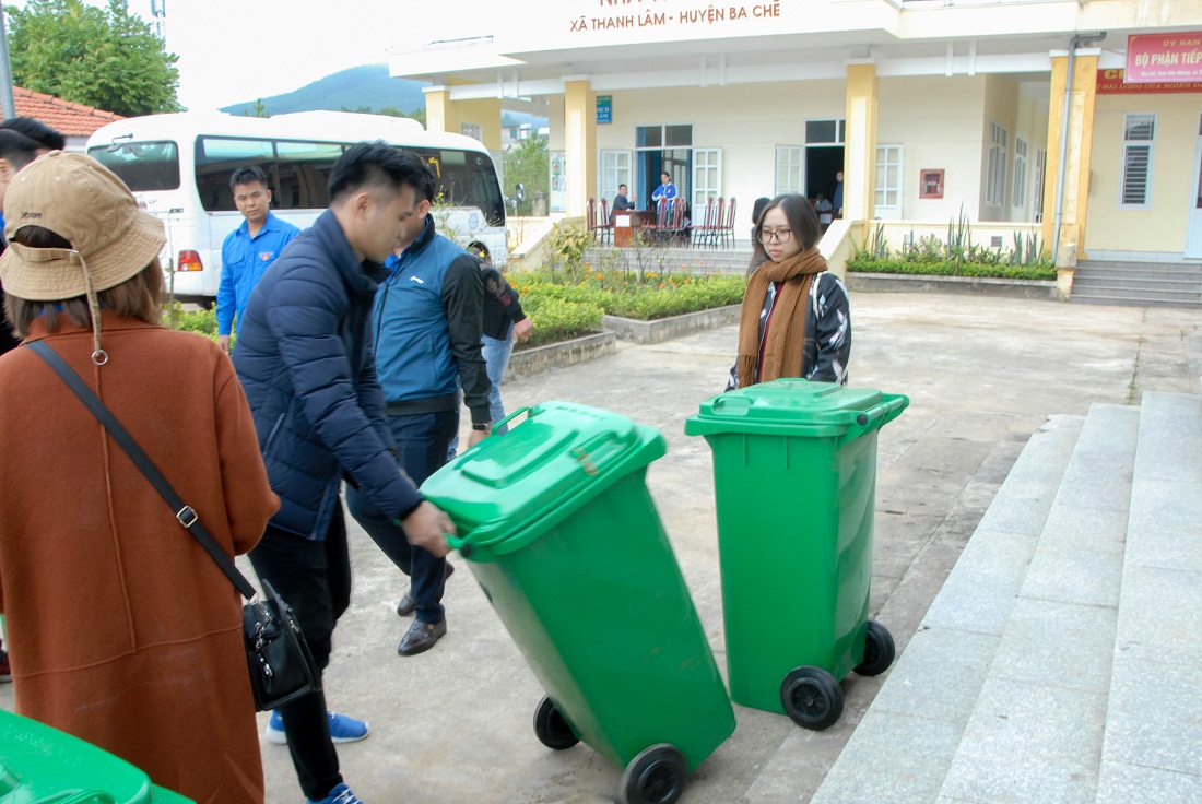 Cụm Đoàn số 2, Đoàn Thanh niên Khối các cơ quan tỉnh, hỗ trợ xã Thanh Lâm (huyện Ba Chẽ) lắp đặt thùng rác công cộng