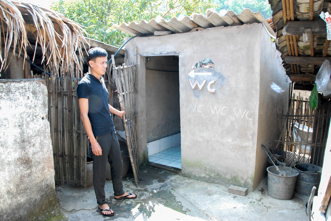 Người dân thôn Làng Mới, xã Đồn Đạc được hỗ trợ xây nhà vệ sinh đảm bảo phù hợp nhu cầu sinh hoạt của gia đình.