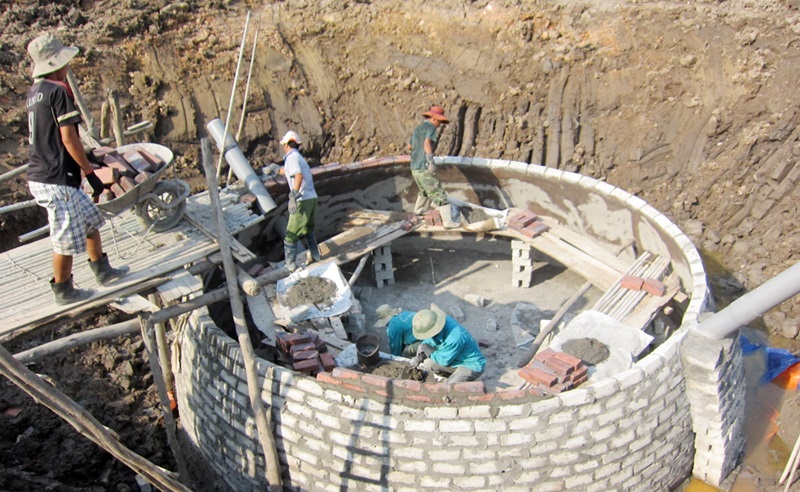 Lao động HTX Dịch vụ môi trường xanh Quảng Yên (xã Sông Khoải, TX Quảng Yên) thi công hầm khí sinh học biogas.