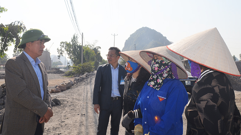 Ông Đặng Đình Sách, Phó Chủ tịch UBND TP Uông Bí tuyên truyền cho người lao động tại khu vực sản xuất vôi thủ công ở phường Phương Nam.