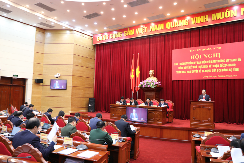 Bí thư Thành ủy Uông Bí Trần Văn Lâm báo cáo tại hội nghị.
