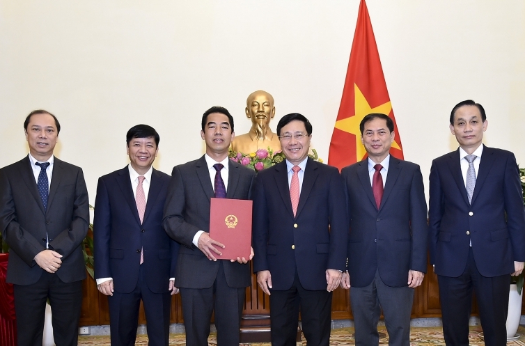 Phó Thủ tướng, Bộ trưởng Ngoại giao Phạm Bình Minh cùng các Thứ trưởng chúc mừng đồng chí Tô Anh Dũng. 