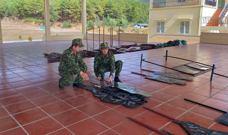 Cán bộ Trung đoàn 244 tổ chức sửa, làm mới mô hình học cụ phục vụ công tác huấn luyện sẵn sàng chiến đấu. Ảnh: Quang Minh