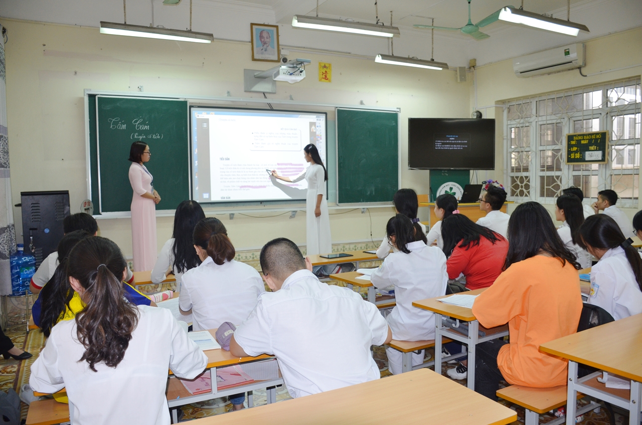Giờ học Ngữ văn với bảng tương tác của học sinh trường THPT Cẩm Phả