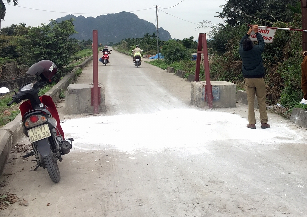 chốt kiểm soát tại đường liên huyện Uông Bí - Đông Triều và chốt tại đường đê Hang Son (đều thuộc phường Phương Nam)