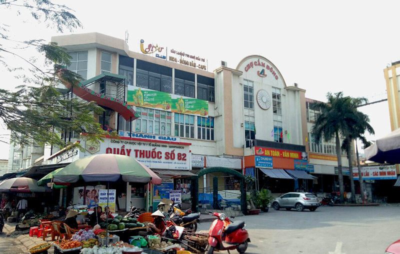 Mặc dù không phải là chợ trung tâm, nhưng nhờ được đầu tư xây dựng khang trang, chợ Cẩm Đông, TP Cẩm Phả là nơi diễn ra hoạt động mua bán sối động.