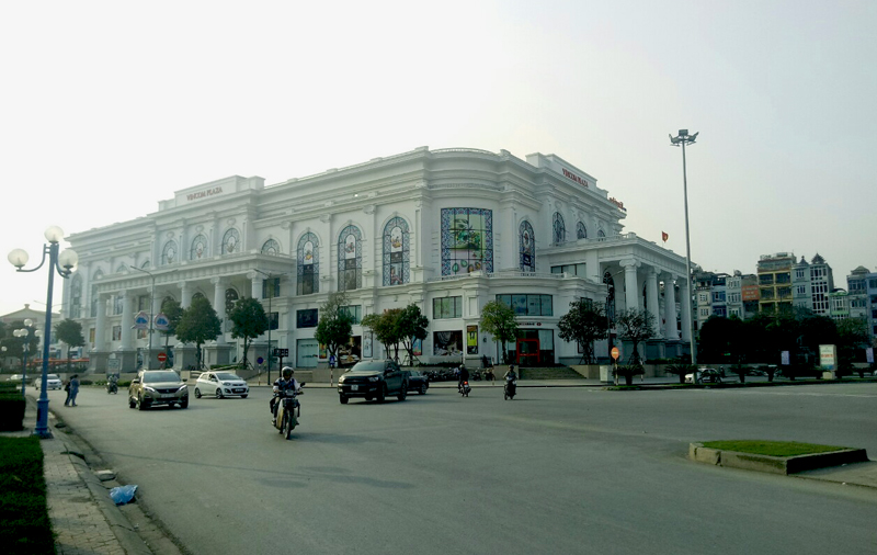 Trung tâm Thương mại Vincom center Hạ Long luôn thu hút lượng lớn người dân và khách du lịch đến mua sắm.