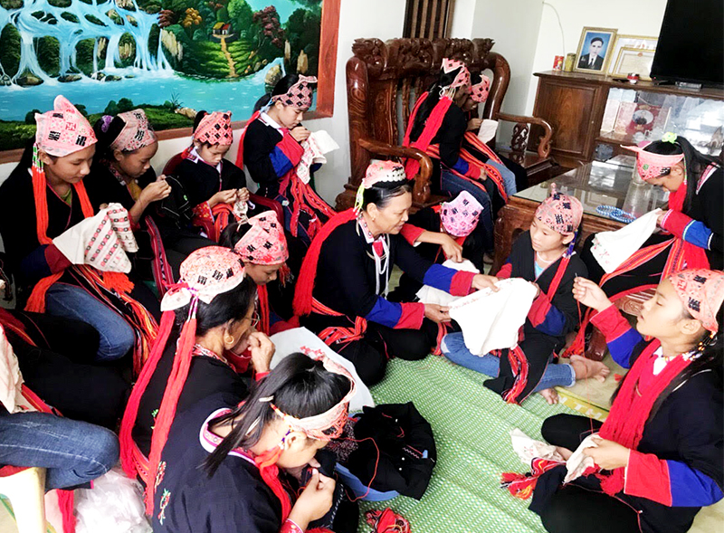 Lớp học may thêu trang phục truyền thống người Dao Thanh Y của các em học sinh xã Bằng Cả, huyện Hoành Bồ.