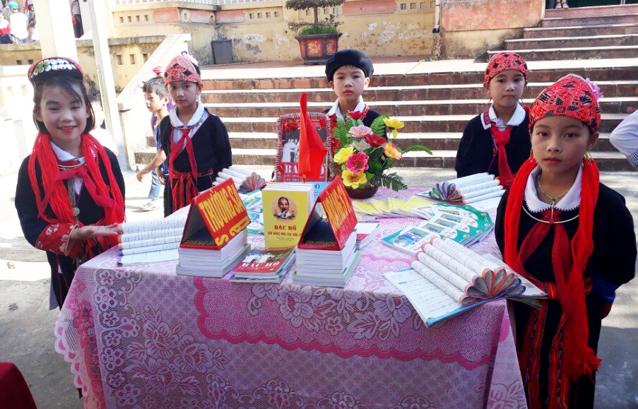 Các em học sinh Trường TH&THCS Bằng Cả mặc trang phục truyền thống trong ngày hội đọc sách do nhà trường tổ chức.