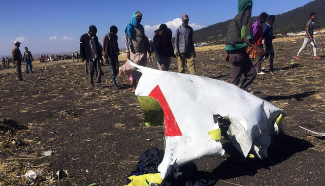 Mảnh vỡ của chiếc máy bay xấu số Boeing 737MAX8 của hãng hàng không Ethiopia. (Ảnh: Reuters)