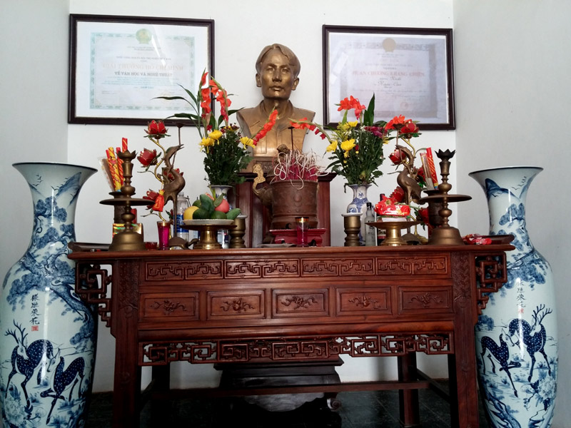 Tượng và ban thờ nhà văn, liệt sĩ Nam Cao tại nhà lưu niệm ông.