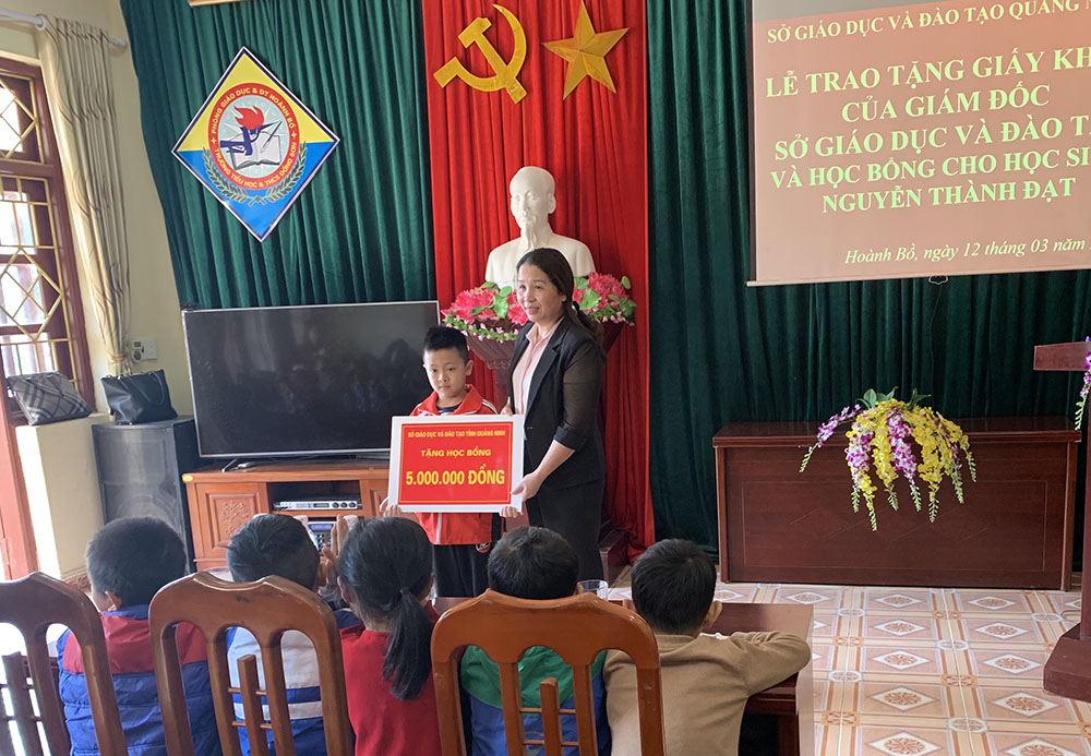 Gi ám đốc Sở GD&ĐT trao học bổng cho em Nguyễn Thành Đạt.