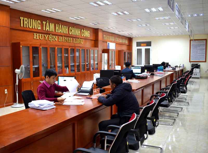 Cán bộ Trung tâm Hành chính công huyện Bình Liêu đang giải quyết thủ tục cho người dân (Báo cuối tuần)