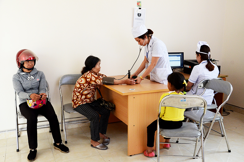 Người dân đến khám, chữa bệnh tại Trạm Y tế xã Bình Khê, TX Đông Triều.