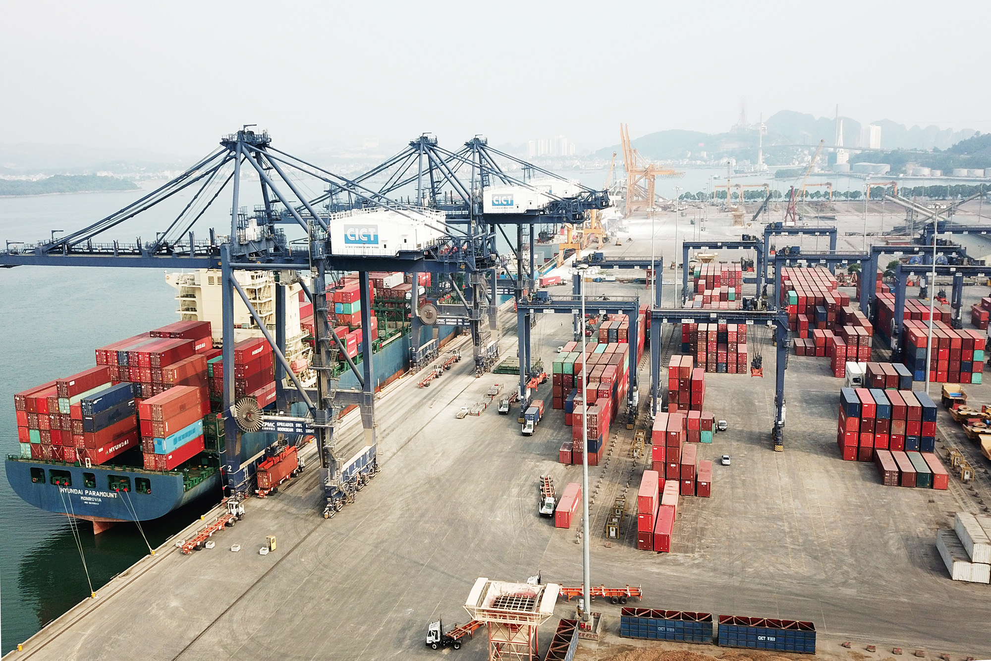 Cảng Cái Lân được đầu tư thiết bị hiện đại, đồng bộ với 4 cầu bờ STS loại Panamax tầm với 17 hàng container.