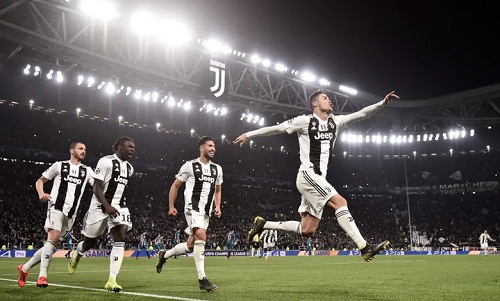 Ronaldo thể hiện giá trị, giúp Juventus ghi ba bàn vào lưới một trong những đội có hàng thủ hay nhất châu Âu. Ảnh: AFP.