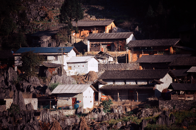 Cảm nhận đầu tiên về Lao Xa là vẻ đẹp hoang sơ của bản làng nằm giữa đá tai mèo, với những nếp nhà trình tường đậm đà bản sắc dân tộc Mông. Toàn thôn có 5 ngôi nhà cổ với tuổi đời gần 80 năm.