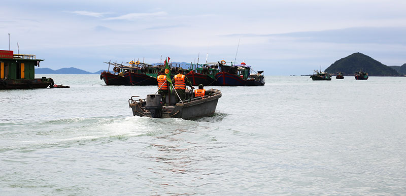 CBCSCán bộ, chiến sĩ Đồn BP Cửa khẩu cảng Vạn Gia tuần tra, kiểm soát trên vùng biển thuộc địa bàn quản lý