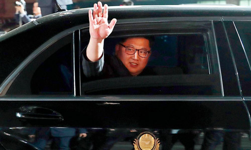 Lãnh đạo Triều Tiên Kim Jong-un di chuyển trên chiếc Mercedes S600 Pullman Guard sau khi rời hội nghị thượng đỉnh liên Triều tại biên giới hai nước hồi tháng 4/2018. Ảnh: AP.