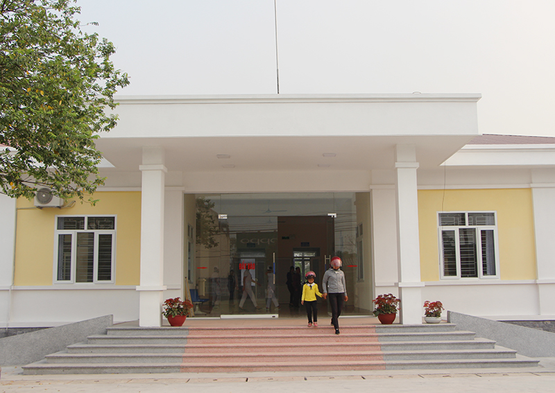 Chị Nguyễn Thị Huyên, thôn 1, xã Tràng An thường xuyên đưa con đến thăm khám tại Trạm y tế.