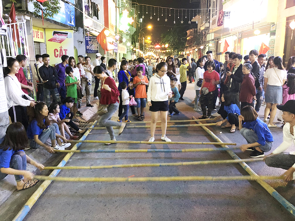 Một trong những mô hình tiêu biểu trong phong trào thi đua “dân vận khéo” ở Tiên Yên phải kể đến mô hình “Khéo tuyên truyền, vận động nhân dân duy trì và nâng cấp, mở rộng phố đi bộ Tiên Yên vào tối thứ bảy hàng tuần”
