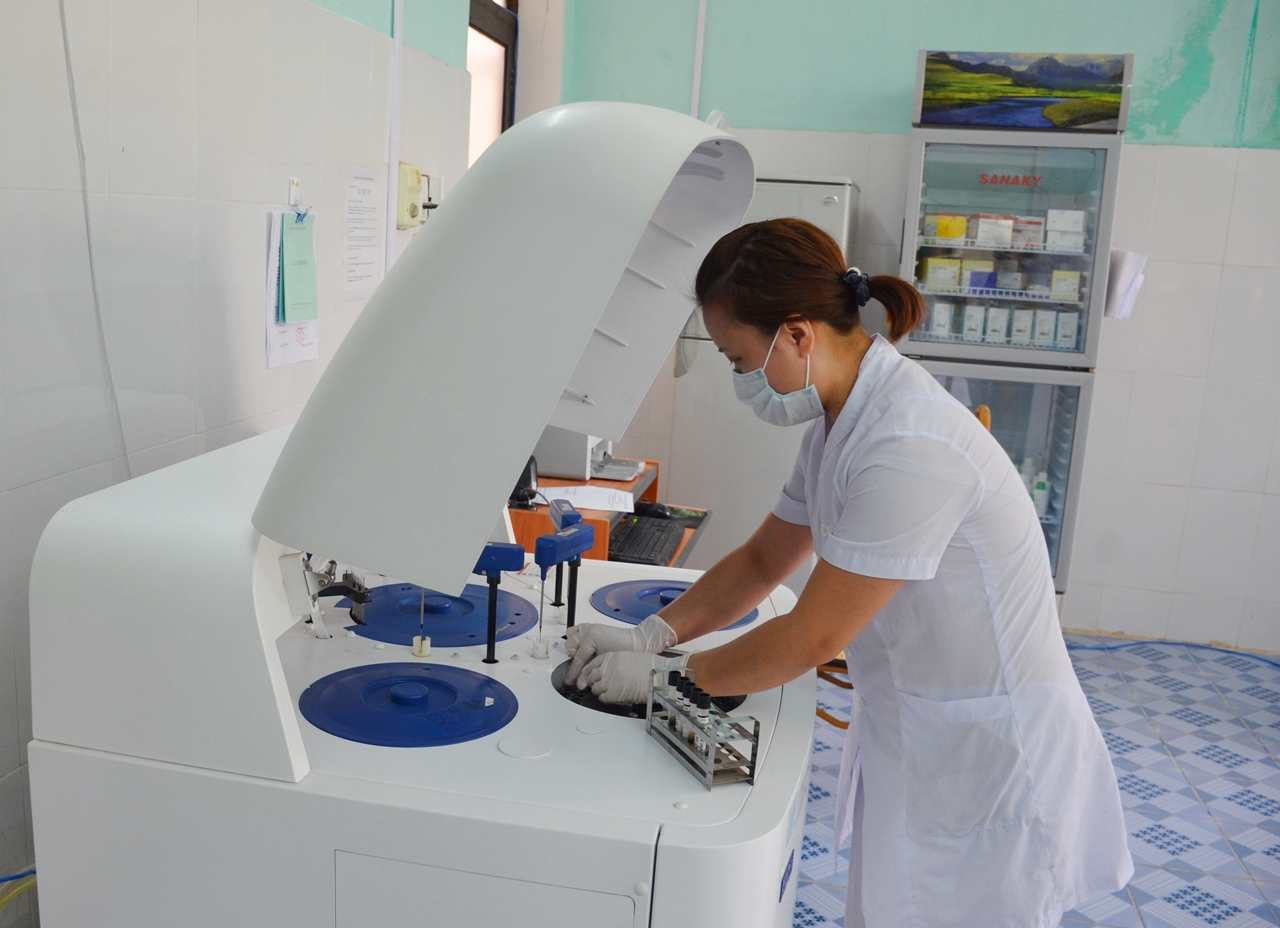 Nhiều trang thiết bị y tế hiện đại được đầu tư cho y tế cơ sở. Trong ảnh: Nhân viên y tế TTYT huyện Bình Liêu thực hiện xét nghiệm sinh hóa.