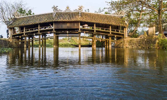 Nằm ở làng Thanh Thủy Chánh, xã Thủy Thanh, thị xã Hương Thủy, cầu ngói Thanh Toàn là điểm đến nổi tiếng của tỉnh Thừa Thiên - Huế. Theo Sở Du lịch địa phương, hàng ngày có khoảng 200 - 300 khách quốc tế đến thăm cầu ngói này, chưa kể khách trong nước.